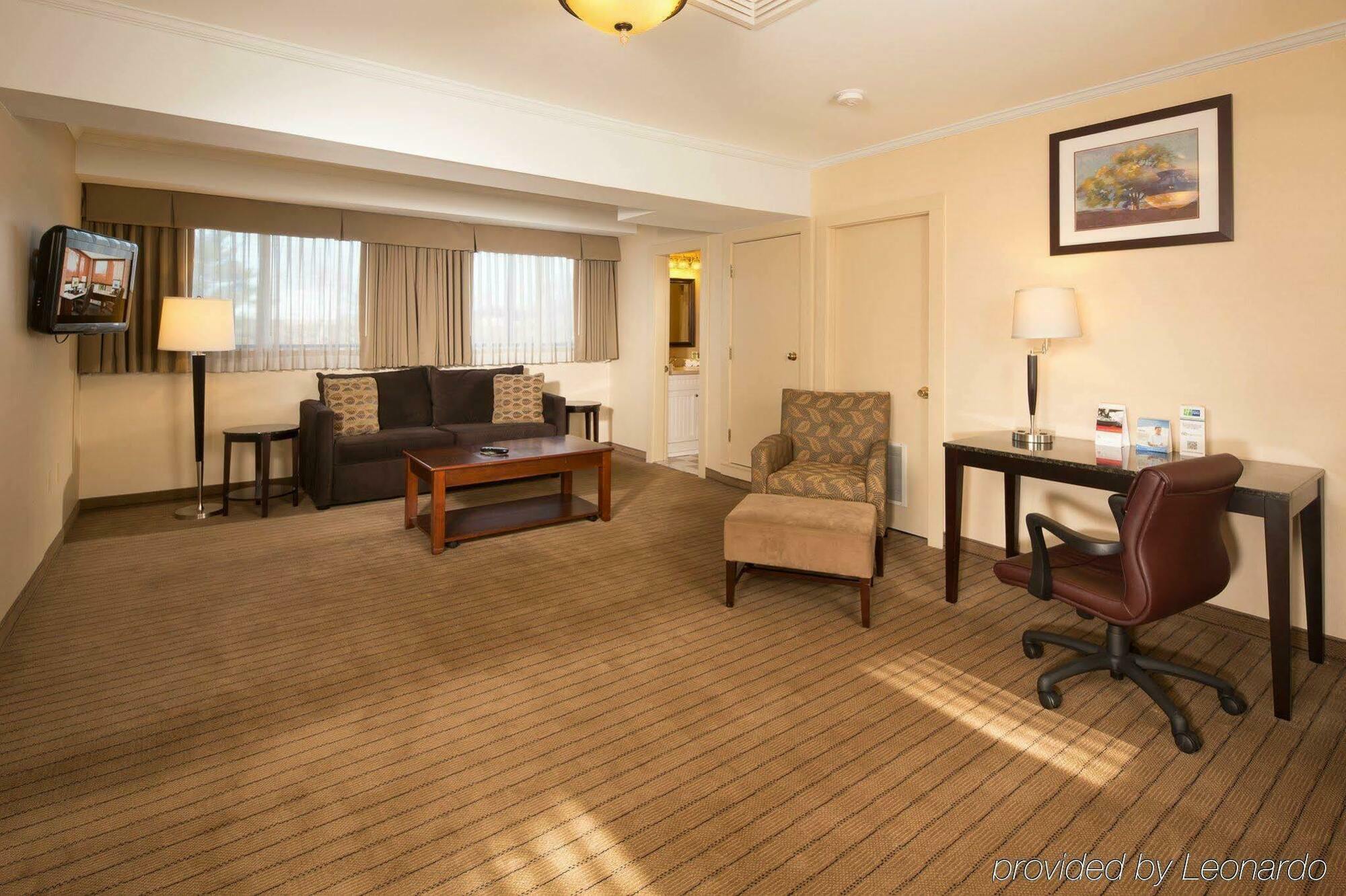 Holiday Inn Express Boston-Waltham By Ihg Экстерьер фото